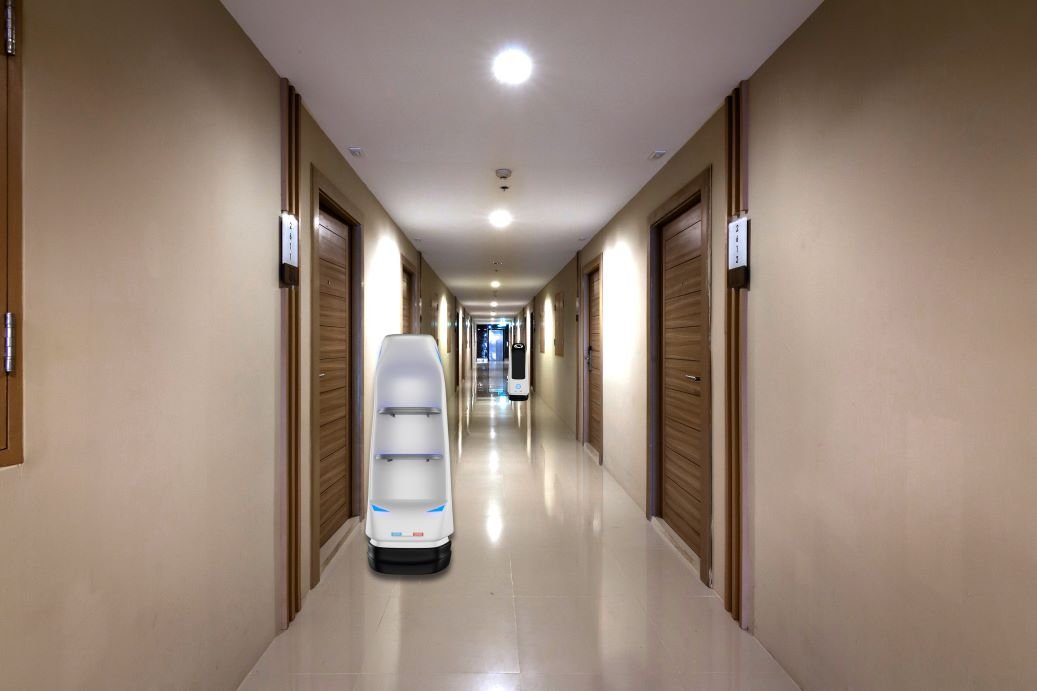 Deux Robots Ugo dans un couloir de chambre d'hôtel pour servir des clients